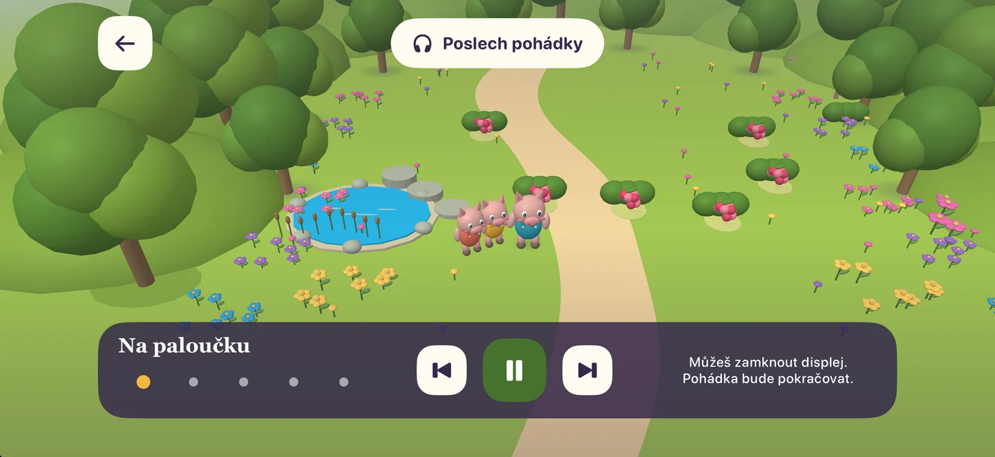 Tři prasátka na lesním paloučku v režimu Poslech pohádky. Dole je název kapitoly a ovládání pauzy a přepínání kapitol.